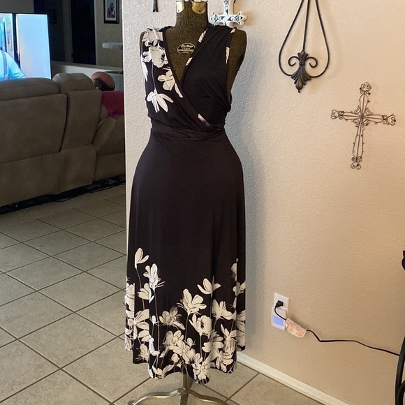 𝅺👗 Beautiful Black & White Wrap Style Floral Dress. - Picture 2 of 8